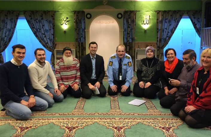 Sarpsborg har satset på dialog. Her møtes ulike trossamfunn, kommunen og politiet. Stasjonssjef Tommy Brøske, SLT-koordinator Tone Faale og fungerende rådmann Kirsti Skaug møter representanter fra både bosniske trossamfunn og Muslim Culture Center. (Foto: Privat) Sarpsborg har satset på dialog. Her møtes ulike trossamfunn, kommunen og politiet. Stasjonssjef Tommy Brøske, SLT-koordinator Tone Faale og fungerende rådmann Kirsti Skaug møter representanter fra både bosniske trossamfunn og Muslim Culture Center. (Foto: Privat)