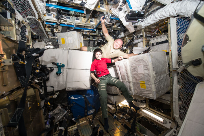 ESAs italienske astronaut Samantha Cristoforetti og amerikanske Butch Wilmore fyller ATV 5 med søppel før forsyningsfartøyet kobles fra og brennes opp i atmosfæren 15. februar 2015.  (Foto: ESA/NASA)