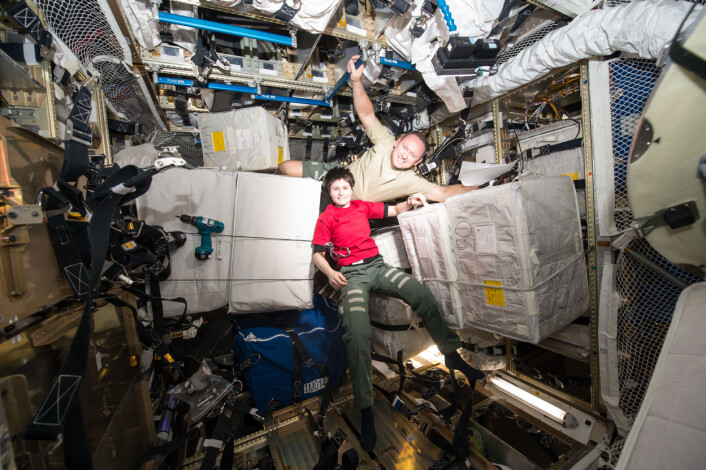 ESAs italienske astronaut Samantha Cristoforetti og amerikanske Butch Wilmore fyller ATV 5 med søppel før forsyningsfartøyet kobles fra og brennes opp i atmosfæren 15. februar 2015. (Foto: ESA/NASA) ESAs italienske astronaut Samantha Cristoforetti og amerikanske Butch Wilmore fyller ATV 5 med søppel før forsyningsfartøyet kobles fra og brennes opp i atmosfæren 15. februar 2015. (Foto: ESA/NASA)