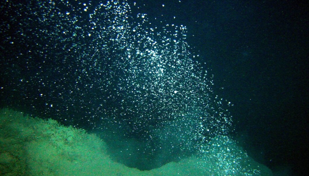 Flere gigatonn metangass er fanget under havbunnen i Arktis. Og det lekker hele tiden. Her utblåsning av metanbobler fra Håkon Mosby leirevulkan på kontinentalmarginen i Barentshavet. (Foto: Alfred Wegener Institut) Flere gigatonn metangass er fanget under havbunnen i Arktis. Og det lekker hele tiden. Her utblåsning av metanbobler fra Håkon Mosby leirevulkan på kontinentalmarginen i Barentshavet. (Foto: Alfred Wegener Institut)