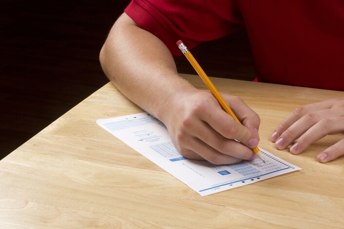En skole der elevene i stadig større grad blir sittende og krysse av på svarskjemaer for å teste kunnskapen sin, fremmer ikke kritisk tenkning, ifølge norske skoleforskere. (Foto: Microstock) En skole der elevene i stadig større grad blir sittende og krysse av på svarskjemaer for å teste kunnskapen sin, fremmer ikke kritisk tenkning, ifølge norske skoleforskere. (Foto: Microstock)