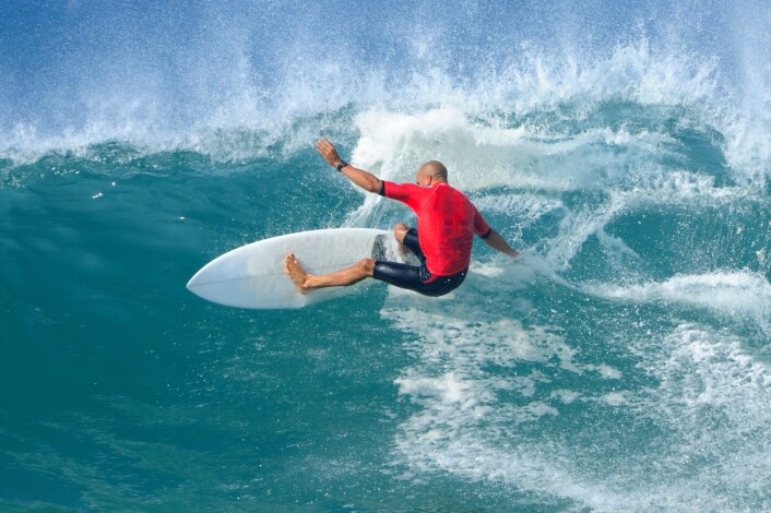 Å stjele en bølge blir nesten sett på som en kardinalsynd i surfing. - Men gutter mener at om det er ei jente du stjeler fra, så er det ikke så farlig, sier forsker Tommy Langseth. (Foto: Microstock) Å stjele en bølge blir nesten sett på som en kardinalsynd i surfing. - Men gutter mener at om det er ei jente du stjeler fra, så er det ikke så farlig, sier forsker Tommy Langseth. (Foto: Microstock)