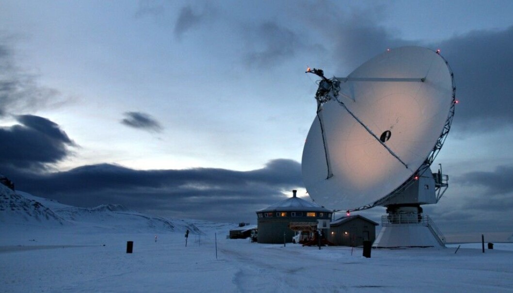 VLBI-antennen ved Kartverkets geodetiske jordobservatorium i Ny-Ålesund fanger opp signaler fra kvasarene. (Foto: Bjørn-Owe Holmberg) VLBI-antennen ved Kartverkets geodetiske jordobservatorium i Ny-Ålesund fanger opp signaler fra kvasarene. (Foto: Bjørn-Owe Holmberg)
