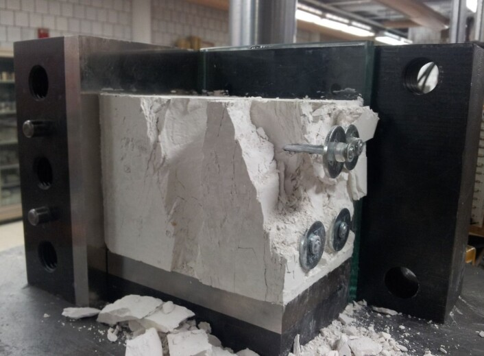 Ved University of Minnesota finnes utstyr som kan gjenskape trykket i laboratorieprøver, samt måle deformasjon og studere sprekkdannelse. Bildet er tatt under forsøkene. (Foto: Sintef) Ved University of Minnesota finnes utstyr som kan gjenskape trykket i laboratorieprøver, samt måle deformasjon og studere sprekkdannelse. Bildet er tatt under forsøkene. (Foto: Sintef)