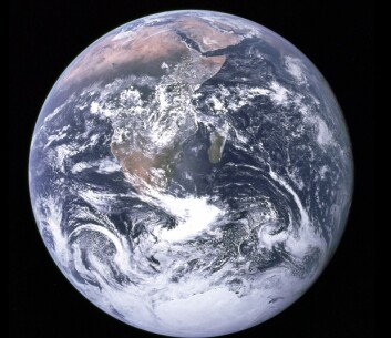 Det berømte "Blue Marble" bildet som astronautene på Apollo 17 tok underveis til Månen i 1972. Dette bildet ble tatt i en avstand på "bare" 45 000 km, mens DSCOVR vil ta bilder av Jorda fra en posisjon ca 30 ganger lenger borte. (Bilde: NASA/Apollo 17 Crew). Det berømte "Blue Marble" bildet som astronautene på Apollo 17 tok underveis til Månen i 1972. Dette bildet ble tatt i en avstand på "bare" 45 000 km, mens DSCOVR vil ta bilder av Jorda fra en posisjon ca 30 ganger lenger borte. (Bilde: NASA/Apollo 17 Crew).
