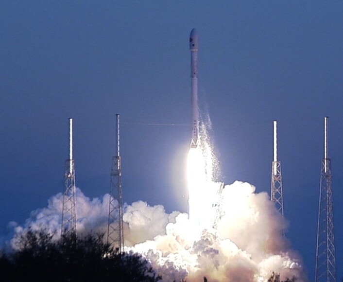 Gammel satellitt på ny bærerakett: En Falcon-9 rakett fra Space-X sender DSCOVR-satellitten ut i rommet. (Bilde: NASA) Gammel satellitt på ny bærerakett: En Falcon-9 rakett fra Space-X sender DSCOVR-satellitten ut i rommet. (Bilde: NASA)