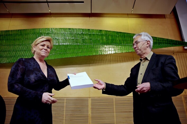 Produktivitetskommisjonen under ledelse av professor Jørn Rattsø overleverte 10. februar konklusjonene sine til finansminister Siv Jensen. De foreslår at Norge satser mer på byene. Men er det fornuftig? (Foto: Stian Lysberg Solum, NTB scanpix) Produktivitetskommisjonen under ledelse av professor Jørn Rattsø overleverte 10. februar konklusjonene sine til finansminister Siv Jensen. De foreslår at Norge satser mer på byene. Men er det fornuftig? (Foto: Stian Lysberg Solum, NTB scanpix)