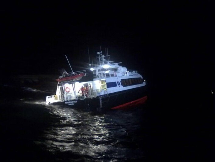 Hurtigbåten «Rødøyløven» gikk i 2011 på et skjær knapt en kilometer fra fergeleiet på Rødøya i Nordland. (Hendelsen har ikke nødvendigvis sammenheng med temaet i denne artikkelen.) (Foto: Redningsselskapet) Hurtigbåten «Rødøyløven» gikk i 2011 på et skjær knapt en kilometer fra fergeleiet på Rødøya i Nordland. (Hendelsen har ikke nødvendigvis sammenheng med temaet i denne artikkelen.) (Foto: Redningsselskapet)
