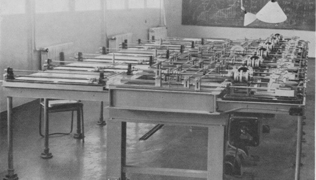 Differensialanalysatoren slik den sto på Institutt for teoretisk astrofysikk på slutten av 1930-tallet. (Foto: Teknisk museum) Differensialanalysatoren slik den sto på Institutt for teoretisk astrofysikk på slutten av 1930-tallet. (Foto: Teknisk museum)