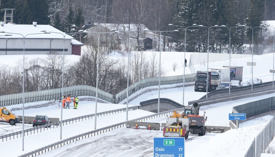Mandag 2. februar kollapset Skjeggestad bru på E18 ved Holmestrand. Det spekuleres i om graving i området under brua kan ha utløst kvikkleireskred. (Foto: Håkon Mosvold Larsen, NTB Scanpix) Mandag 2. februar kollapset Skjeggestad bru på E18 ved Holmestrand. Det spekuleres i om graving i området under brua kan ha utløst kvikkleireskred. (Foto: Håkon Mosvold Larsen, NTB Scanpix)