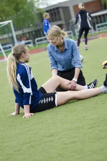 Fysioterapeut og tidligere stipendiat Agnethe Nilstad undersøker en fotballspiller.  (Foto: Andreas B. Johansen, NiH)