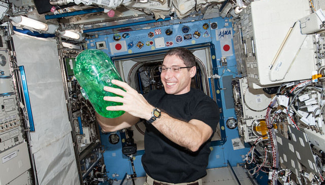 En av astronautene leker med vanntanken i Spheres Slosh-eksperimentet. Som navnet tilsier handler det om skvalping. (Foto: NASA) En av astronautene leker med vanntanken i Spheres Slosh-eksperimentet. Som navnet tilsier handler det om skvalping. (Foto: NASA)
