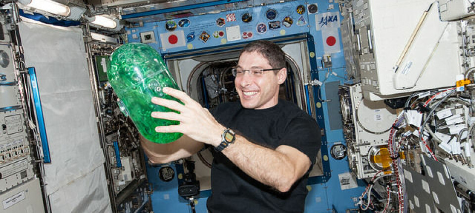 En av astronautene leker med vanntanken i Spheres Slosh-eksperimentet. Som navnet tilsier handler det om skvalping.  (Foto: NASA)