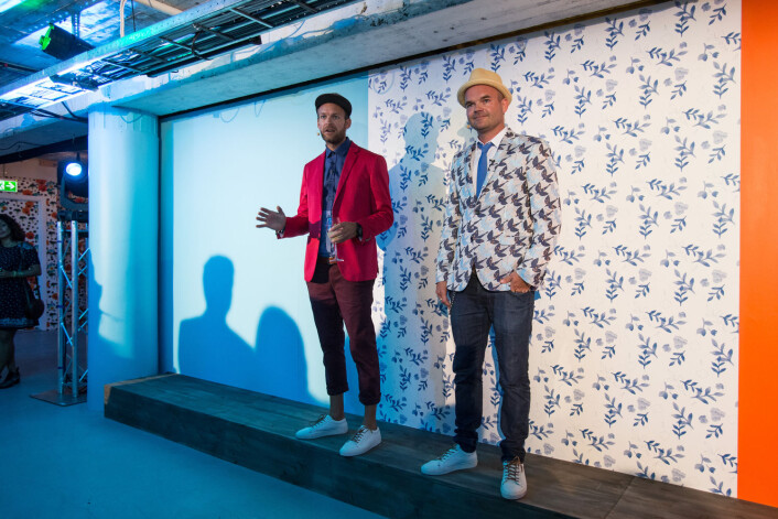 – Vi kan for eksempel designe en klassisk dress om vil fungere helt fint i formelle jobb-møter, men som har et vilt mønster eller kanskje et humoristisk budskap som bare synes på bilder eller på dansegulvet på discoen. Hvor kult er ikke det? sier motegründer Simen Staalnacke (til høyre, sammen med Peder Børresen). (Foto: Scanpix, Audun Braastad) – Vi kan for eksempel designe en klassisk dress om vil fungere helt fint i formelle jobb-møter, men som har et vilt mønster eller kanskje et humoristisk budskap som bare synes på bilder eller på dansegulvet på discoen. Hvor kult er ikke det? sier motegründer Simen Staalnacke (til høyre, sammen med Peder Børresen). (Foto: Scanpix, Audun Braastad)