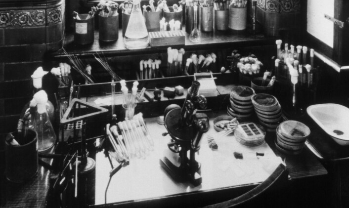 Alexander Flemings laboratorium på St Mary's Hospital, slik det så ut i 1928 da han oppdaget penicillinet. Laboratoriet er nå museum, og gjenopprettet slik det var den gangen. (Foto: Science Photo Library) Alexander Flemings laboratorium på St Mary's Hospital, slik det så ut i 1928 da han oppdaget penicillinet. Laboratoriet er nå museum, og gjenopprettet slik det var den gangen. (Foto: Science Photo Library)