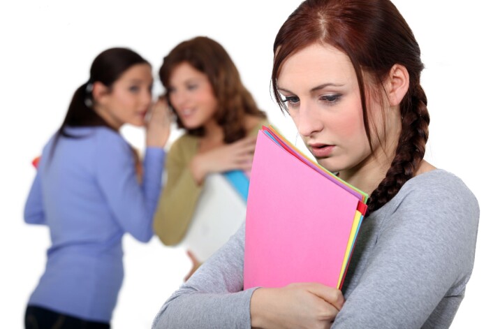 Fører mobbing til depresjon, eller har du større risiko for å bli mobbet hvis du er typen som kan utvikle depresjon? Det kan ikke den nye studien si noe om. (Foto: Colourbox) Fører mobbing til depresjon, eller har du større risiko for å bli mobbet hvis du er typen som kan utvikle depresjon? Det kan ikke den nye studien si noe om. (Foto: Colourbox)