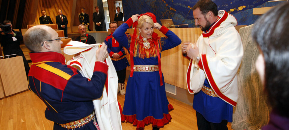 Det norske sametinget har en sterkere posisjon enn det svenske. Her fra kronprins Haakon og kronprinsesse Mette-Marits besøk i 2009. Der daværende sametingspresident Egil Olli viste rundt. (Foto: Lise Åserud, NTB scanpix)