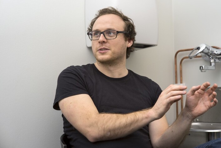 Stipendiat Daniel Hammarström hviler ut etter en stri økt på laben. (Foto: Lars Teppan Johansen) Stipendiat Daniel Hammarström hviler ut etter en stri økt på laben. (Foto: Lars Teppan Johansen)