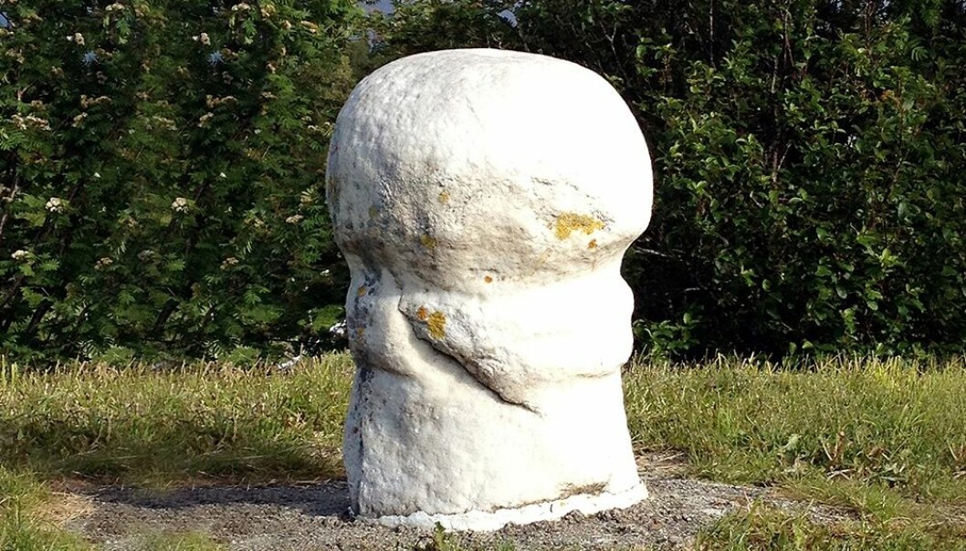 Denne marmorfallosen står i Dønna kommune på Helgelandskysten. Den stammer fra folkevandringstiden, og er antakelig over 1600 år gammel. (Foto: Nina Tveter, NTNU)