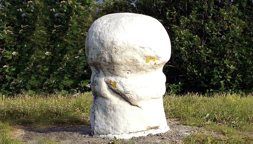 Denne marmorfallosen står i Dønna kommune på Helgelandskysten. Den stammer fra folkevandringstiden, og er antakelig over 1600 år gammel. (Foto: Nina Tveter, NTNU) Denne marmorfallosen står i Dønna kommune på Helgelandskysten. Den stammer fra folkevandringstiden, og er antakelig over 1600 år gammel. (Foto: Nina Tveter, NTNU)