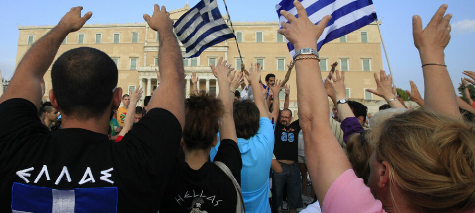 Grekere protesterer mot innsparingstiltakene foran parlamentet i Aten, 13. juni 2011. Samme måned økte antallet selvmord i Hellas markant, viser en ny studie. (Foto: Reuters)