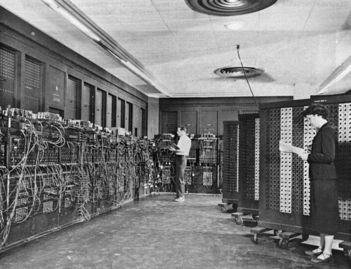 Mange regner ENIAC som den første, ordentlige moderne datamaskinen. Bildet er tatt på slutten av 1940-tallet. (Foto: Den amerikanske hæren) Mange regner ENIAC som den første, ordentlige moderne datamaskinen. Bildet er tatt på slutten av 1940-tallet. (Foto: Den amerikanske hæren)