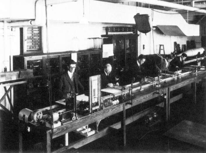 Vannevar Bush med sin «Network analyzer», som var en forløper til differentialanalysatoren. (Foto: The Granger Collection) Vannevar Bush med sin «Network analyzer», som var en forløper til differentialanalysatoren. (Foto: The Granger Collection)
