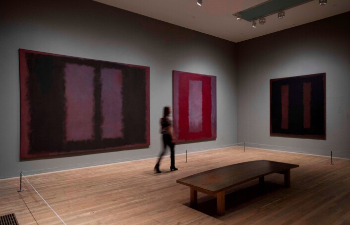 <em>Black on Maroon</em>, helt til høyre, tilbake i Rothko-rommet på Tate Modern. (Mark Rothko, Black on Maroon 1958 © Kate Rothko Prizel and Christopher Rothko/DACS 2014, Foto: Tate Photography) <em>Black on Maroon</em>, helt til høyre, tilbake i Rothko-rommet på Tate Modern. (Mark Rothko, Black on Maroon 1958 © Kate Rothko Prizel and Christopher Rothko/DACS 2014, Foto: Tate Photography)