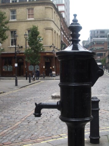 Til minne om smittekilden til koleraepidemien i 1854. I bakgrunnen, ølkilden The John Snow Pub. (Foto: Justinc, <a href="//creativecommons.org/licenses/by-sa/2.0/deed.en" target="_blank">Creative Commons</a>) Til minne om smittekilden til koleraepidemien i 1854. I bakgrunnen, ølkilden The John Snow Pub. (Foto: Justinc, <a href="//creativecommons.org/licenses/by-sa/2.0/deed.en" target="_blank">Creative Commons</a>)