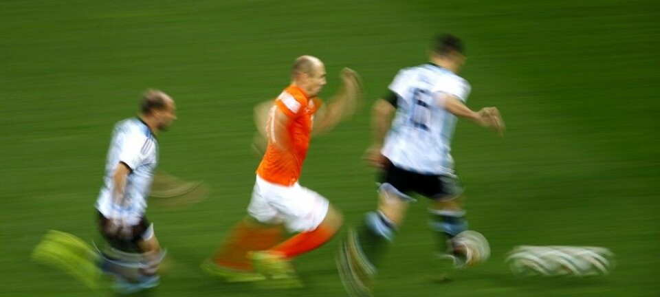 Den nederlandske fotballspilleren Arjen Robben satte uoffsiell verdensrekord i spurt med ball da Nederland slo Spania i VM i sommer. Han løp i 37 kilometer i timen, det høyeste FIFA har registrert på sine målinger. (Foto: Scanpix/Reuters)