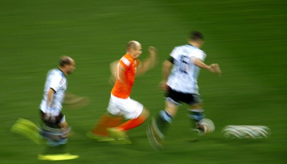 Den nederlandske fotballspilleren Arjen Robben satte uoffsiell verdensrekord i spurt med ball da Nederland slo Spania i VM i sommer. Han løp i 37 kilometer i timen, det høyeste FIFA har registrert på sine målinger. (Foto: Scanpix/Reuters)