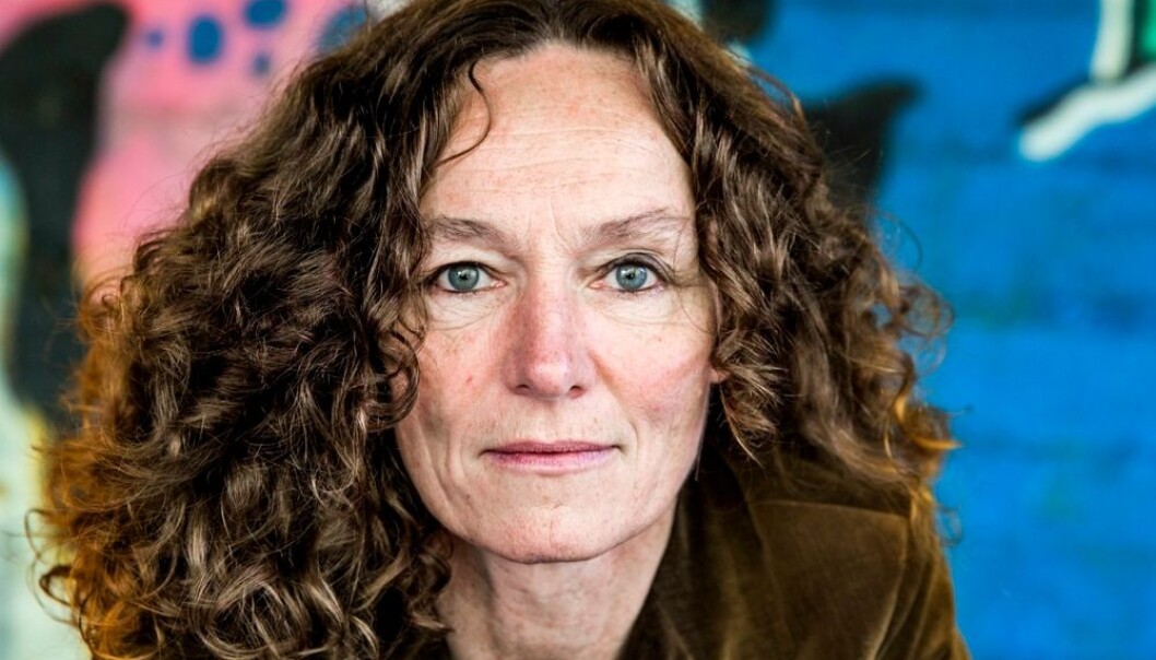 Regjeringen ønsker å avvikle forskningsinstituttet SIRUS og legge det inn under Folkehelseinstituttet. Camilla Stoltenberg, direktør ved FHI, ønsker dem velkommen. Men SIRUS-forskere frykter Stoltenberg og FHI har en helt annen politikk i forhold til forskernes frihet til å uttale seg i mediene enn SIRUS. Stein J. Bjørge) Regjeringen ønsker å avvikle forskningsinstituttet SIRUS og legge det inn under Folkehelseinstituttet. Camilla Stoltenberg, direktør ved FHI, ønsker dem velkommen. Men SIRUS-forskere frykter Stoltenberg og FHI har en helt annen politikk i forhold til forskernes frihet til å uttale seg i mediene enn SIRUS. Stein J. Bjørge)