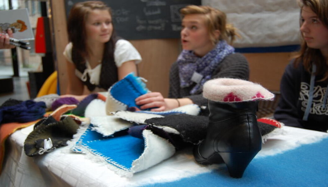 Årlig etableres en rekke elevbedrifter og de konkurrerer fylkesvis om å ha de beste ideene og prosjektene. Her er prosjektet Warm Shoes Loving fra Trøndelag i 2012. (Foto: Ungt Entreprenørskap) Årlig etableres en rekke elevbedrifter og de konkurrerer fylkesvis om å ha de beste ideene og prosjektene. Her er prosjektet Warm Shoes Loving fra Trøndelag i 2012. (Foto: Ungt Entreprenørskap)