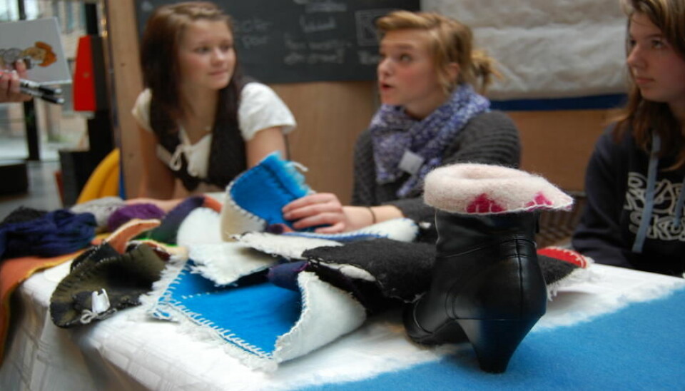 Årlig etableres en rekke elevbedrifter og de konkurrerer fylkesvis om å ha de beste ideene og prosjektene. Her er prosjektet Warm Shoes Loving fra Trøndelag i 2012. (Foto: Ungt Entreprenørskap)