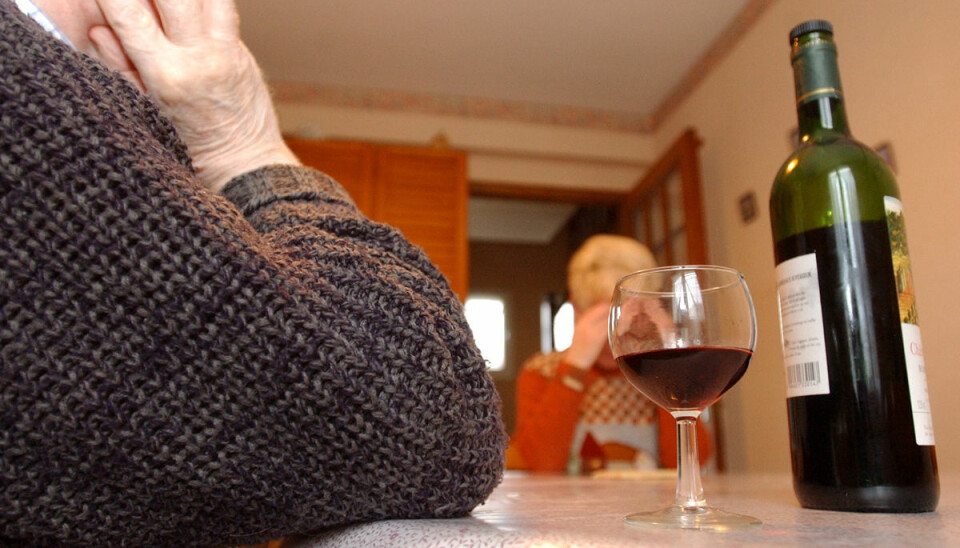 Svenska tvillingregistret har fulgt eldre gjennom mange år. Det viser at eldre som drikker mye, øker risikoen for slag, og kan få slag tidligere i alderdommen. (Illustrasjonsfoto: www.colourbox.no)