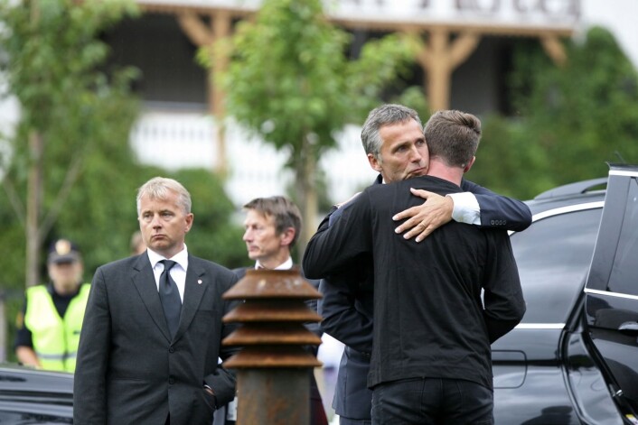 23. juli 2011: Statsminister Jens Stoltenberg og daværende AUF-leder Eskil Pedersen ved Sundvolden Hotel, der overlevende etter terrorangrepet på AUFs sommerleir på Utøya var innlosjert. (Foto: Trond Reidar Teigen / SCANPIX) 23. juli 2011: Statsminister Jens Stoltenberg og daværende AUF-leder Eskil Pedersen ved Sundvolden Hotel, der overlevende etter terrorangrepet på AUFs sommerleir på Utøya var innlosjert. (Foto: Trond Reidar Teigen / SCANPIX)