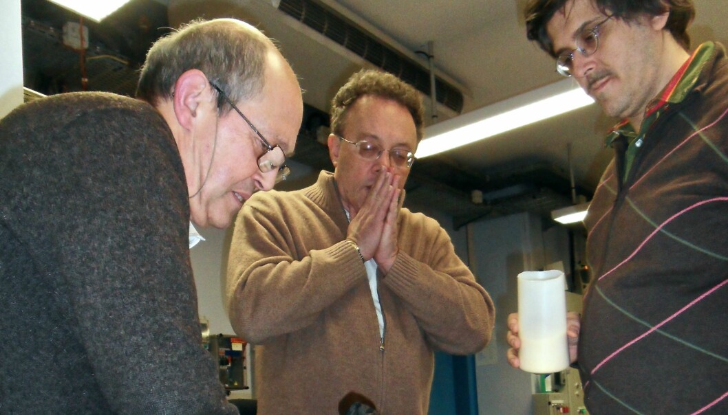 Forskerne (fra venstre): D. Delattre, C. Ferrero, V. Mocella plasserer den brente rullen for undersøkelser, i et spenningsfullt øyeblikk. (Foto: J. Delattre)