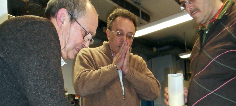 Forskerne (fra venstre): D. Delattre, C. Ferrero, V. Mocella plasserer den brente rullen for undersøkelser, i et spenningsfullt øyeblikk. (Foto: J. Delattre)