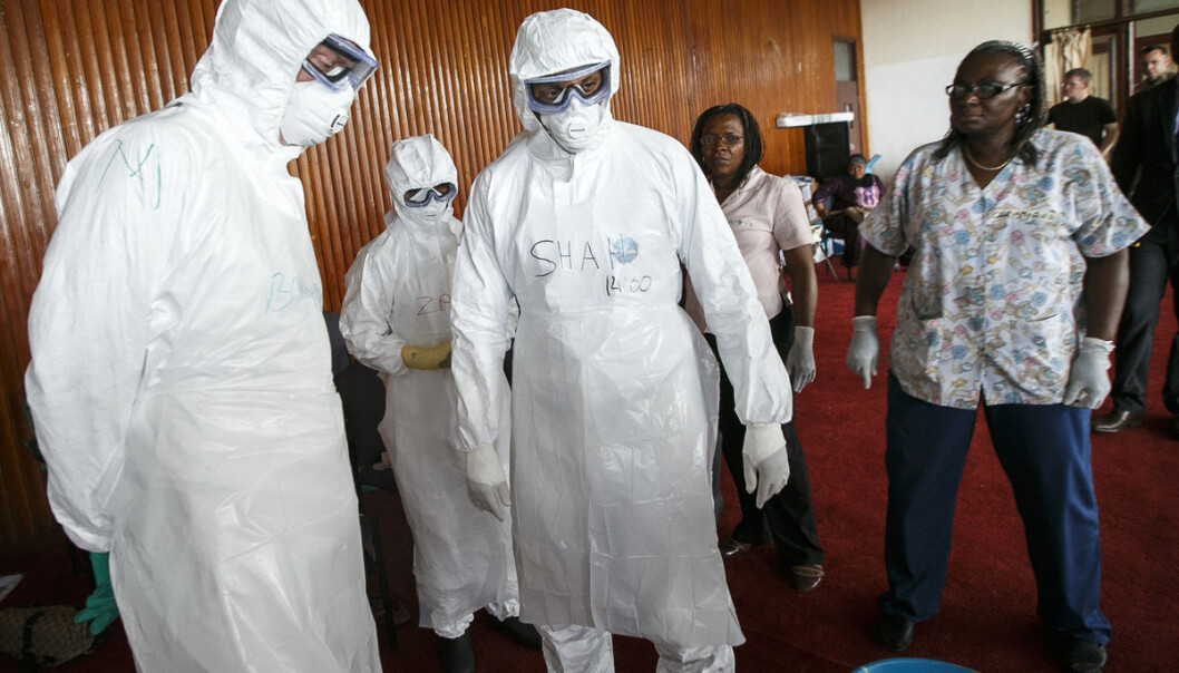 Utenriksminister Børge Brende (t.v) og sjefen for det amerikanske bistandsdirektoratet USAID, Rajiv Shah, prøver beskyttelsesantrekk under et besøk på et treningssenter for helsearbeidere i Freetown i Sierra Leone, 15. oktober 2014. (Foto: Heiko Junge/NTB Scanpix) Utenriksminister Børge Brende (t.v) og sjefen for det amerikanske bistandsdirektoratet USAID, Rajiv Shah, prøver beskyttelsesantrekk under et besøk på et treningssenter for helsearbeidere i Freetown i Sierra Leone, 15. oktober 2014. (Foto: Heiko Junge/NTB Scanpix)