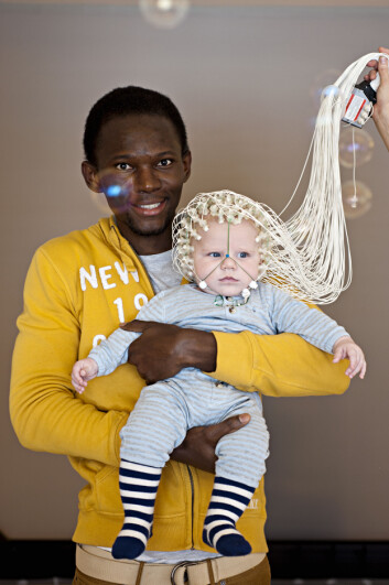 EEG er en smertefri teknikk for babyen som testes, og den sender heller ikke ut signaler. I stedet registreres informasjon om aktiviteten i hjernen. Her er stipendiat Seth B. Agyei ved Psykologisk institutt, NTNU. (Foto: Psykologisk institutt, NTNU) EEG er en smertefri teknikk for babyen som testes, og den sender heller ikke ut signaler. I stedet registreres informasjon om aktiviteten i hjernen. Her er stipendiat Seth B. Agyei ved Psykologisk institutt, NTNU. (Foto: Psykologisk institutt, NTNU)