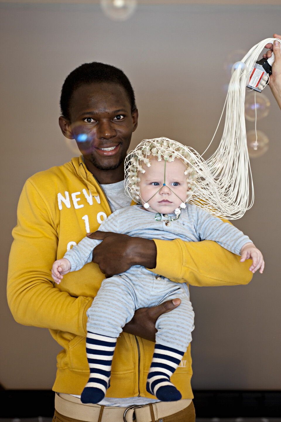 EEG er en smertefri teknikk for babyen som testes, og den sender heller ikke ut signaler. I stedet registreres informasjon om aktiviteten i hjernen. Her er stipendiat Seth B. Agyei ved Psykologisk institutt, NTNU.  (Foto: Psykologisk institutt, NTNU)