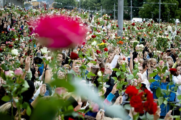 27. juli 2011. Blomstertog går i hele landet. Her fra rådhusplassen i Oslo. (Foto: Krister Sørbø/VG) 27. juli 2011. Blomstertog går i hele landet. Her fra rådhusplassen i Oslo. (Foto: Krister Sørbø/VG)
