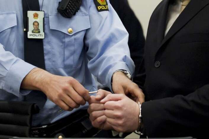 16. april 2012: Anders Behring Breivik får låst opp håndjernet av politiet inne i sal 250 i Oslo Tinghus, på rettssakens første dag. (Foto: Heiko Junge/NTB Scanpix) 16. april 2012: Anders Behring Breivik får låst opp håndjernet av politiet inne i sal 250 i Oslo Tinghus, på rettssakens første dag. (Foto: Heiko Junge/NTB Scanpix)