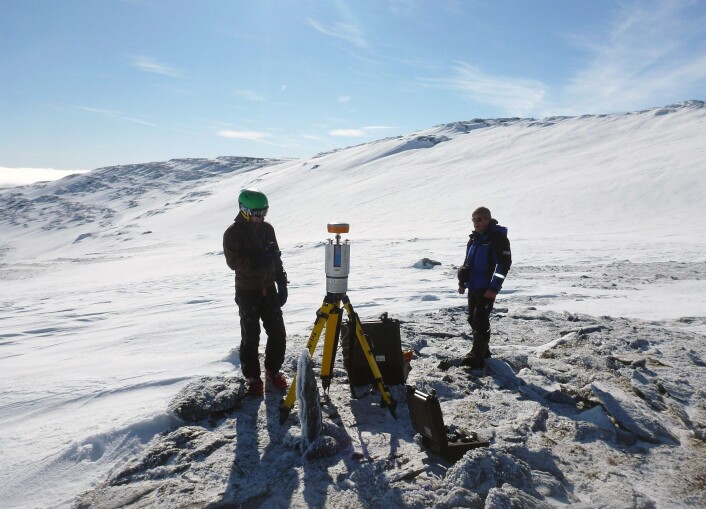 Bildet viser laserskanning på Kringsollfonna. Ved hjelp av en laserskanner måles hvor mye fonnene legger på seg om vinteren og smelter om sommeren. (Foto: Geir Vatne, NTNU) Bildet viser laserskanning på Kringsollfonna. Ved hjelp av en laserskanner måles hvor mye fonnene legger på seg om vinteren og smelter om sommeren. (Foto: Geir Vatne, NTNU)