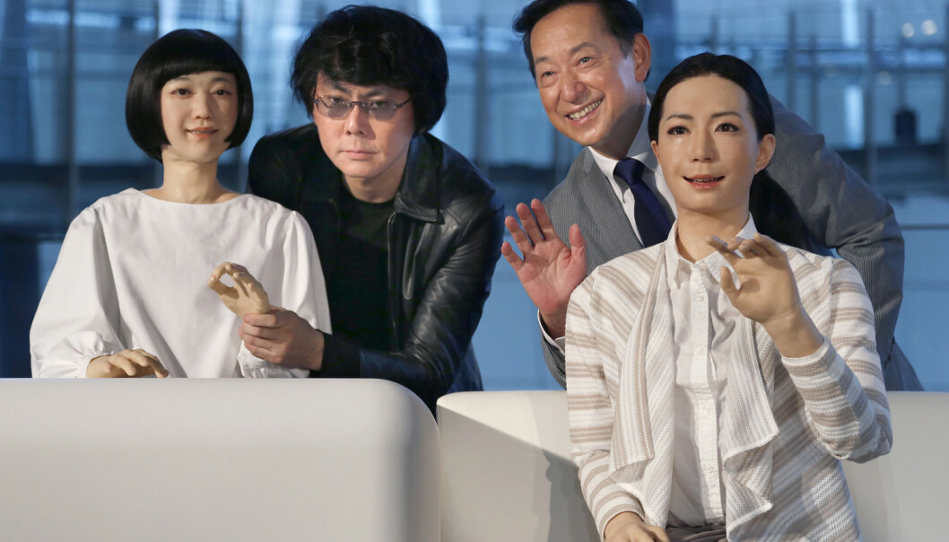 Japanerne har ikke den samme innbygde skepsisen mot roboter som oss i Vesten. Her poserer den japanske android-eksperten Hiroshi Ishiguro (nr. 2 f.v.) og direktør for National Museum of Emerging Science and Innovation Miraikan Mamoru Mohri med robotene Otonaroid (t.h.) og Kodomoroid under en pressekonferanse i forbindelse med visningen av museets nye guider i 2014. (Foto: Scanpix, Shizuo Kambayashi) Japanerne har ikke den samme innbygde skepsisen mot roboter som oss i Vesten. Her poserer den japanske android-eksperten Hiroshi Ishiguro (nr. 2 f.v.) og direktør for National Museum of Emerging Science and Innovation Miraikan Mamoru Mohri med robotene Otonaroid (t.h.) og Kodomoroid under en pressekonferanse i forbindelse med visningen av museets nye guider i 2014. (Foto: Scanpix, Shizuo Kambayashi)