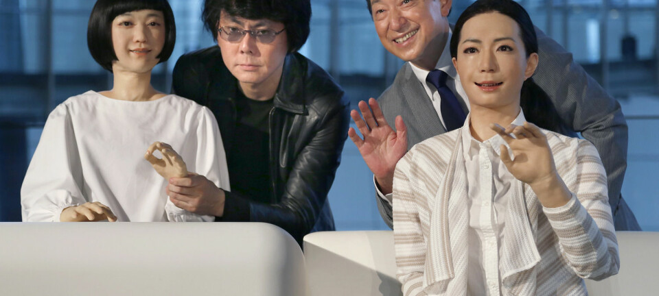 Japanerne har ikke den samme innbygde skepsisen mot roboter som oss i Vesten. Her poserer den japanske android-eksperten Hiroshi Ishiguro (nr. 2 f.v.) og direktør for National Museum of Emerging Science and Innovation Miraikan Mamoru Mohri med robotene Otonaroid (t.h.) og Kodomoroid under en pressekonferanse i forbindelse med visningen av museets nye guider i 2014.  (Foto: Scanpix, Shizuo Kambayashi)