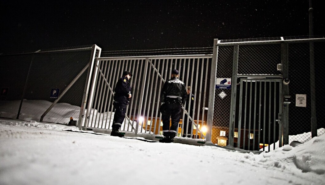 Trandum internat for utlendinger ligner stadig mer på et fengsel. Politiet bruker lignende virkemidler overfor tunge kriminelle og innvandrere uten oppholdstillatelse, hevder forskerne som intervjuet politifolk. (Foto: Thomas Winje Øijord/NTB scanpix) Trandum internat for utlendinger ligner stadig mer på et fengsel. Politiet bruker lignende virkemidler overfor tunge kriminelle og innvandrere uten oppholdstillatelse, hevder forskerne som intervjuet politifolk. (Foto: Thomas Winje Øijord/NTB scanpix)