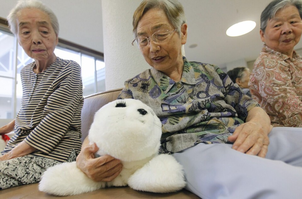 Robotselen Paro har gitt gode resultater blant både barn og eldre på sykehus i Japan, og selen er nylig tatt i bruk i eldreomsorgen i Drammen.  (Foto: Scanpix, Kim Kyung-Hoon)