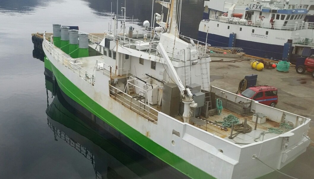 Slik ser den ut, fiskebåten som i dag er blitt til et lite kraftverk. Nå ligger den ankret opp utenfor Stadt og produserer strøm. Kraften produseres når bølgene treffer de fire kamrene i baugen. (Foto: Havkraft AS) Slik ser den ut, fiskebåten som i dag er blitt til et lite kraftverk. Nå ligger den ankret opp utenfor Stadt og produserer strøm. Kraften produseres når bølgene treffer de fire kamrene i baugen. (Foto: Havkraft AS)