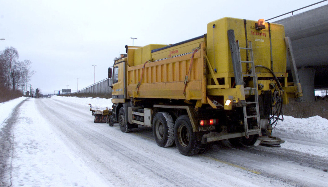 Salting av veier har en rekke ulemper. Men å salte mindre kan gi økte kostnader for samfunnet og trafikantene, viser svensk modell. Det norske vegdirektoratet tilbakeviser at trafikksikkerheten blir dårligere. (Foto: Berit Roald, NTB scanpix) Salting av veier har en rekke ulemper. Men å salte mindre kan gi økte kostnader for samfunnet og trafikantene, viser svensk modell. Det norske vegdirektoratet tilbakeviser at trafikksikkerheten blir dårligere. (Foto: Berit Roald, NTB scanpix)